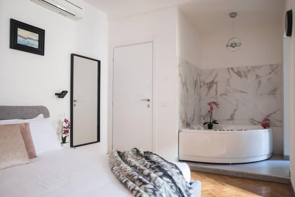 Pink Intimate Jacuzzi Suite Trastevere - Top Collection Rome Bagian luar foto